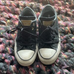 Low top black converse lightly loved size 7 women’s